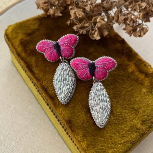 Aros mariposas largos negro y fucsia